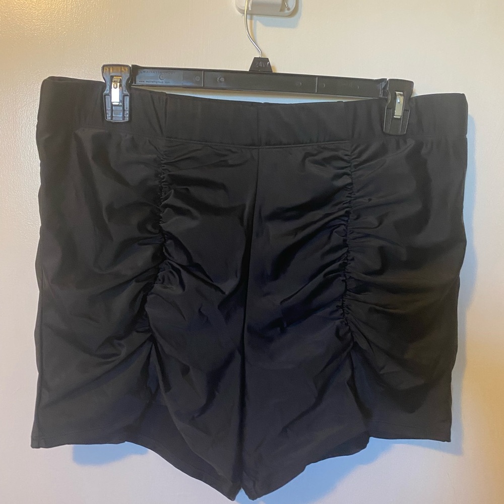NWOT Ruched swim shorts
